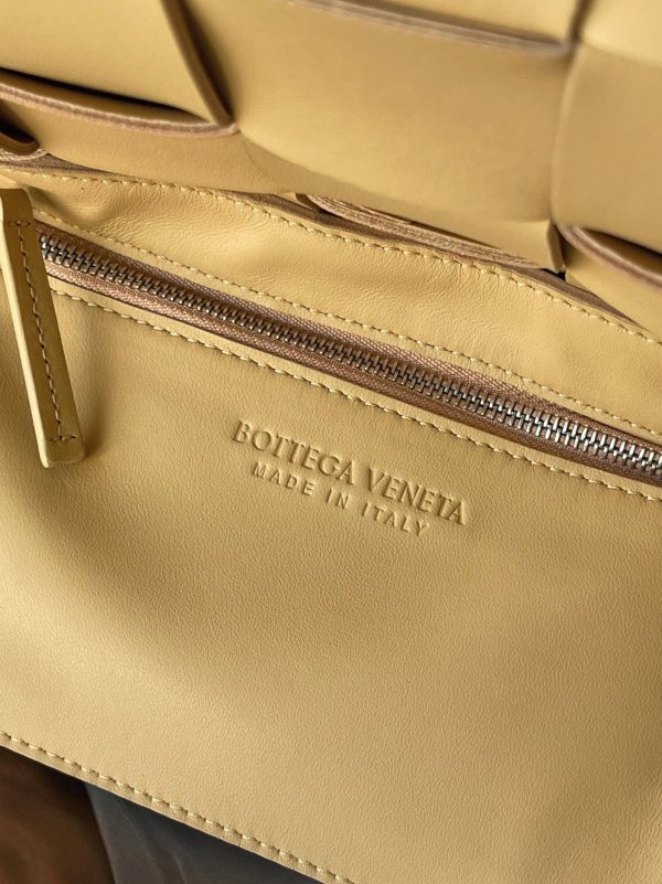 Contrefaçon du sac Bottega Veneta Cassette en Almond – Image 8