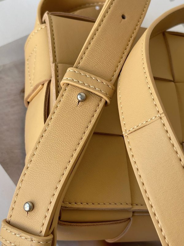 Contrefaçon du sac Bottega Veneta Cassette en Almond – Image 7