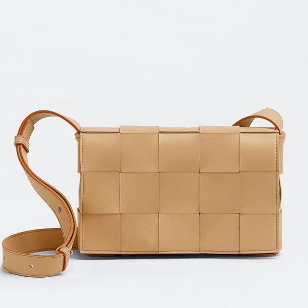 Contrefaçon du sac Bottega Veneta Cassette en Almond