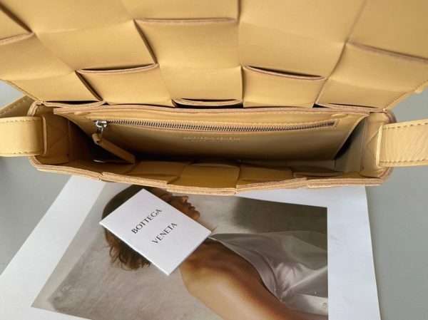 Contrefaçon du sac Bottega Veneta Cassette en Almond – Image 6