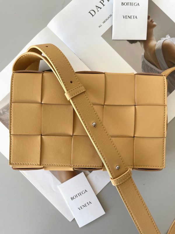 Contrefaçon du sac Bottega Veneta Cassette en Almond – Image 5