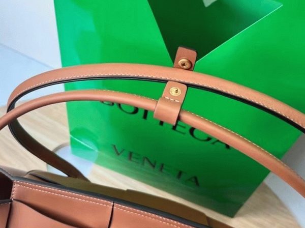 Réplique du sac Bottega Veneta Arco Small en cuir de veau intrecciato caramel – Image 7