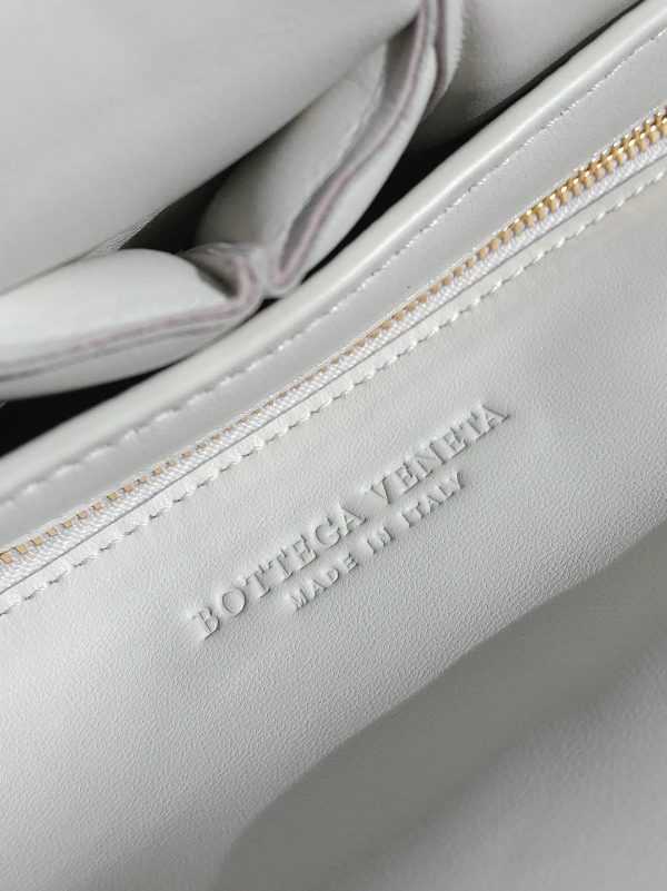 Contrefaçon du sac Bottega Veneta Chain Cassette en blanc – Image 6