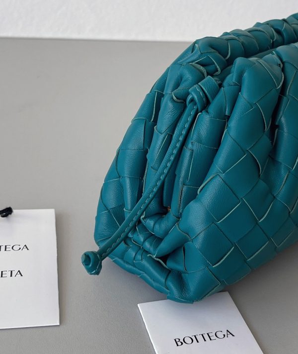 Faux Mini Pochette Bottega Veneta avec Sangle en Colvert – Image 2
