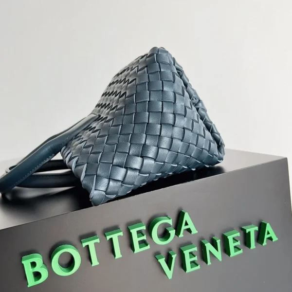 Fausse Bottega Veneta Cabat Mini en cuir d’agneau intrecciato bleu marine – Image 9