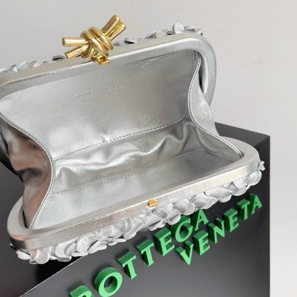 Contrefaçon Bottega Veneta Knot Minaudiere Clutch en Sequins Argentés – Image 9