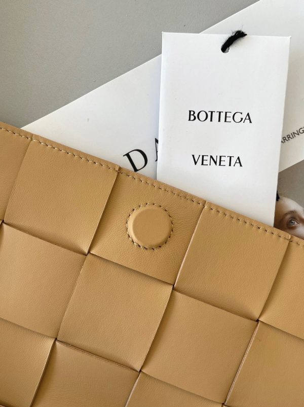 Contrefaçon du sac Bottega Veneta Cassette en Almond – Image 4