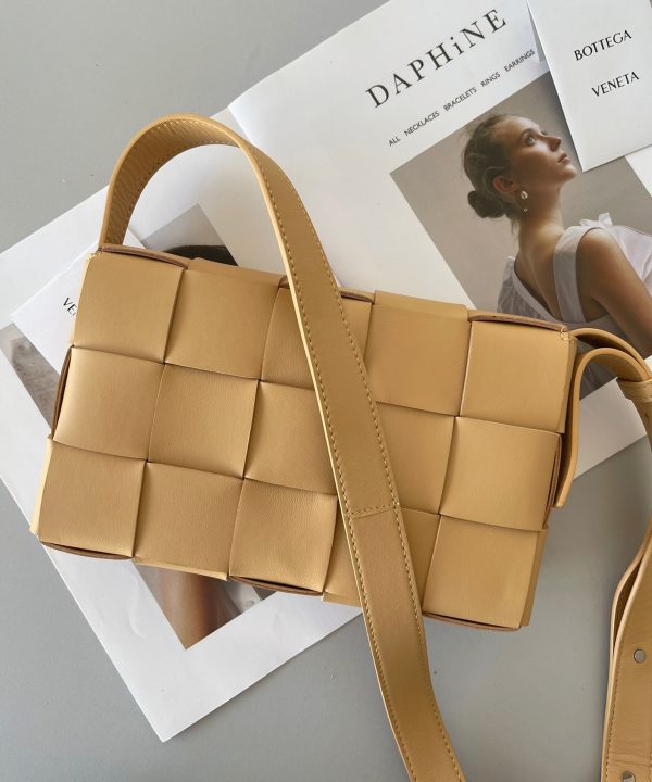 Contrefaçon du sac Bottega Veneta Cassette en Almond – Image 3