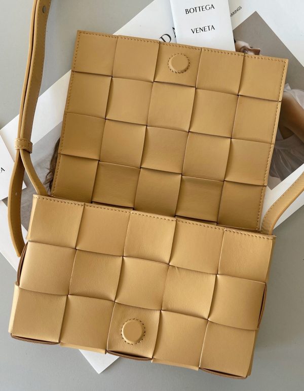 Contrefaçon du sac Bottega Veneta Cassette en Almond – Image 2