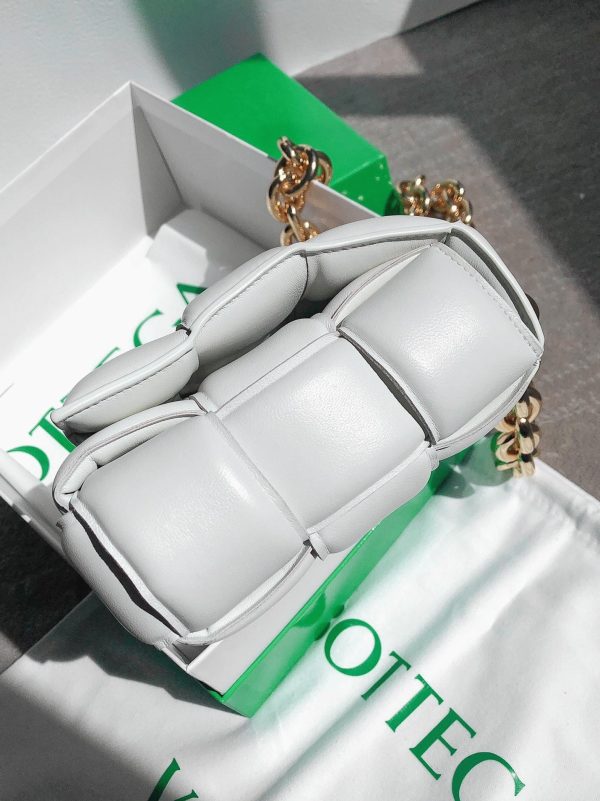 Contrefaçon du sac Bottega Veneta Chain Cassette en blanc – Image 5