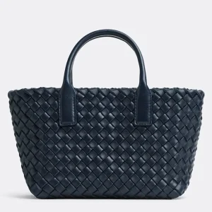 Fausse Bottega Veneta Cabat Mini en cuir d’agneau intrecciato bleu marine