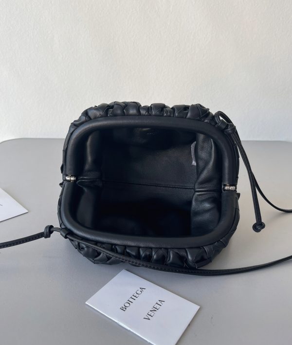 Contrefaçon Mini Pochette Bottega Veneta avec Sangle en Noir – Image 4