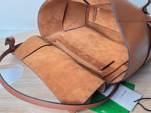 Fausse Bottega Veneta Arco Mini en cuir grainé caramel – Image 7