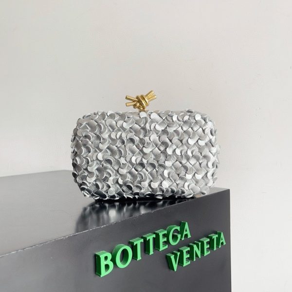 Contrefaçon Bottega Veneta Knot Minaudiere Clutch en Sequins Argentés – Image 8