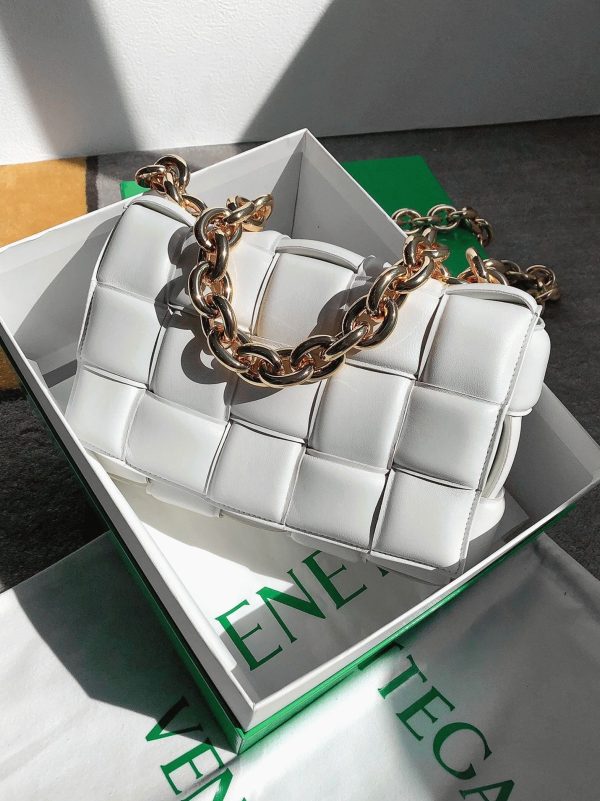 Contrefaçon du sac Bottega Veneta Chain Cassette en blanc – Image 4