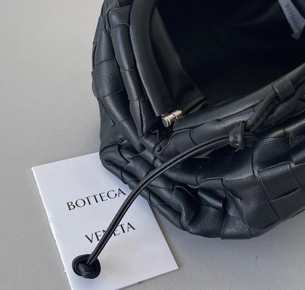 Contrefaçon Mini Pochette Bottega Veneta avec Sangle en Noir – Image 5