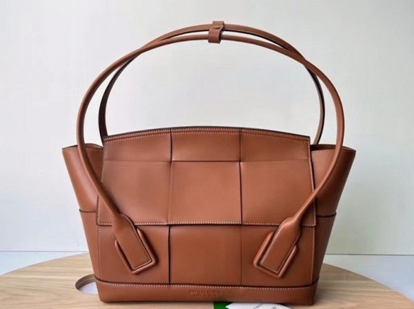 Fausse Bottega Veneta Arco Mini en cuir grainé caramel – Image 6
