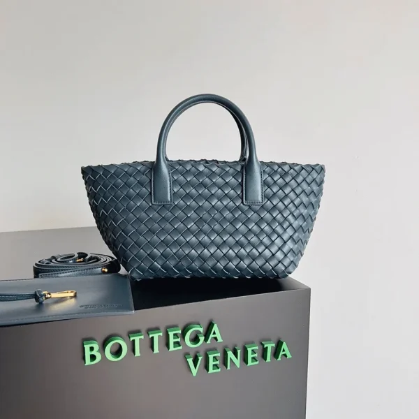 Fausse Bottega Veneta Cabat Mini en cuir d’agneau intrecciato bleu marine – Image 8
