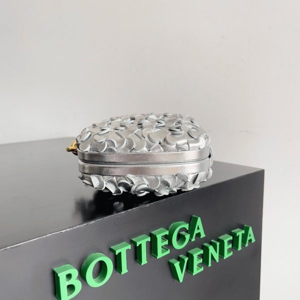 Contrefaçon Bottega Veneta Knot Minaudiere Clutch en Sequins Argentés – Image 7