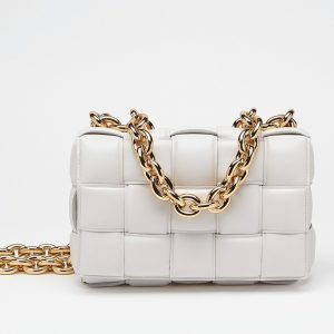 Contrefaçon du sac Bottega Veneta Chain Cassette en blanc