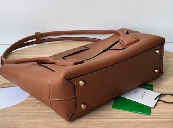 Fausse Bottega Veneta Arco Mini en cuir grainé caramel – Image 5