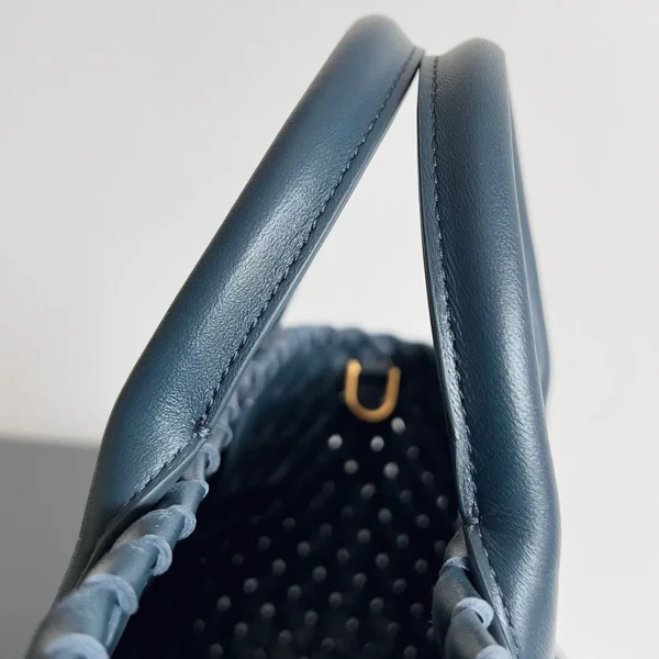 Fausse Bottega Veneta Cabat Mini en cuir d’agneau intrecciato bleu marine – Image 7