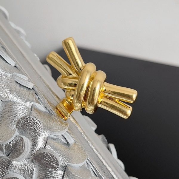 Contrefaçon Bottega Veneta Knot Minaudiere Clutch en Sequins Argentés – Image 6