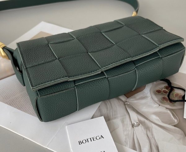 Faux Sac Bottega Veneta Cassette en Raintree – Image 7