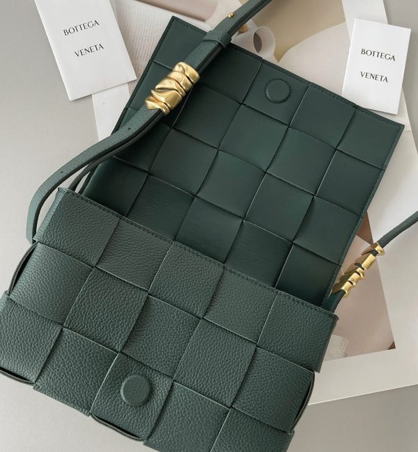 Faux Sac Bottega Veneta Cassette en Raintree – Image 3