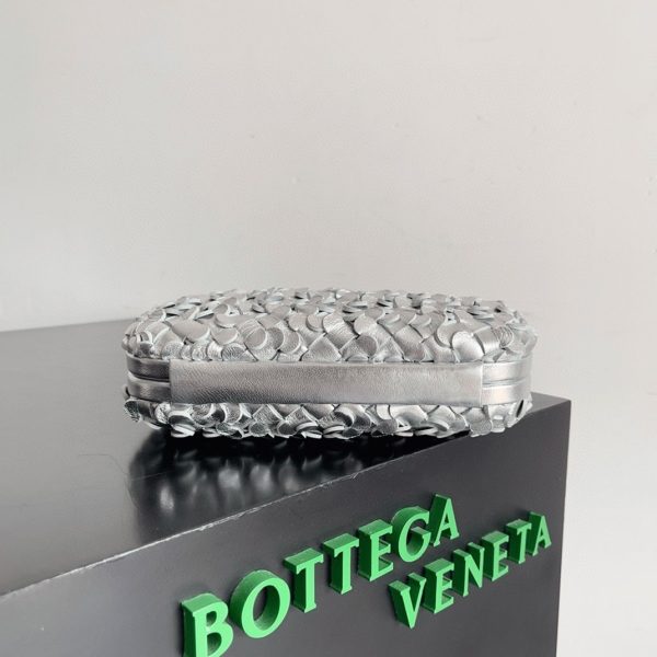 Contrefaçon Bottega Veneta Knot Minaudiere Clutch en Sequins Argentés – Image 5