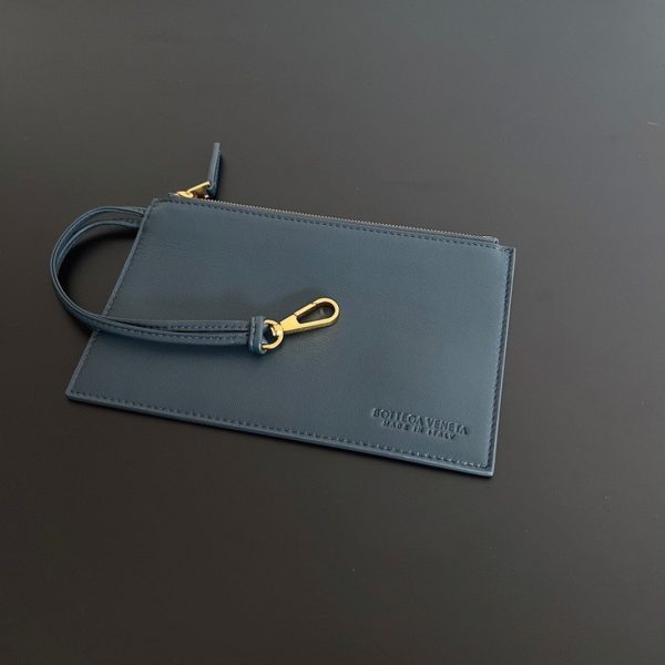 Fausse Bottega Veneta Cabat Mini en cuir d’agneau intrecciato bleu marine – Image 6