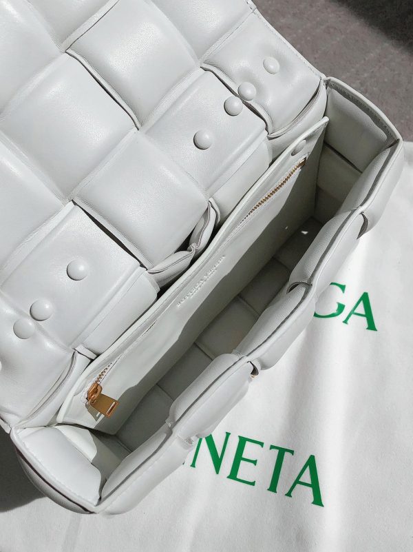 Contrefaçon du sac Bottega Veneta Chain Cassette en blanc – Image 3