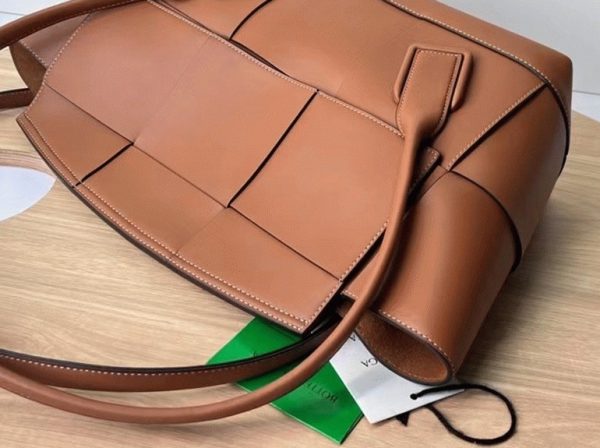 Fausse Bottega Veneta Arco Mini en cuir grainé caramel – Image 4