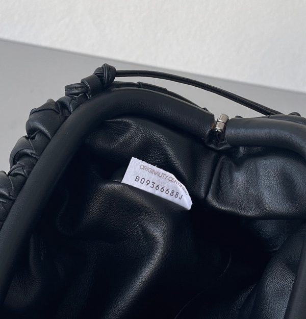 Contrefaçon Mini Pochette Bottega Veneta avec Sangle en Noir – Image 3