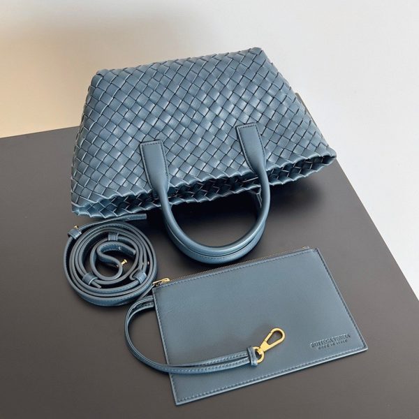 Fausse Bottega Veneta Cabat Mini en cuir d’agneau intrecciato bleu marine – Image 5