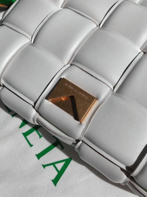 Contrefaçon du sac Bottega Veneta Chain Cassette en blanc – Image 2