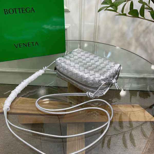 Faux Petit Sac Bottega Veneta Loop en Argent – Image 9