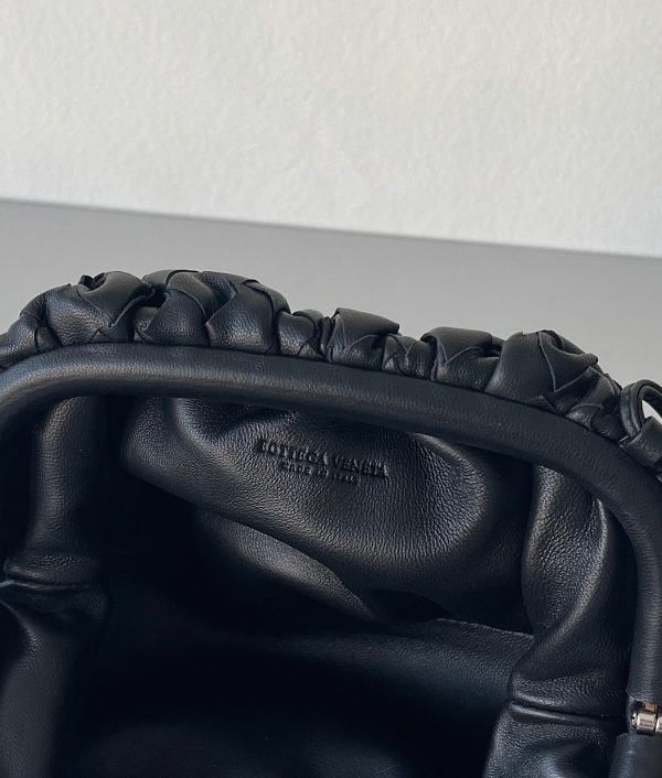 Contrefaçon Mini Pochette Bottega Veneta avec Sangle en Noir – Image 2