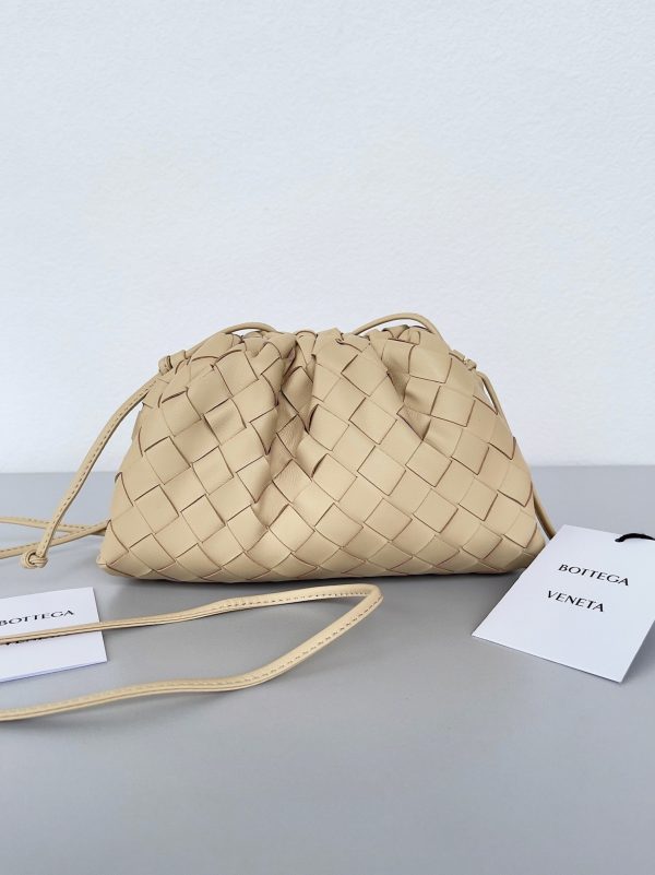 Contrefaçon Mini Pochette Bottega Veneta avec Sangle en Bouillie – Image 9