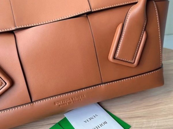 Fausse Bottega Veneta Arco Mini en cuir grainé caramel – Image 3