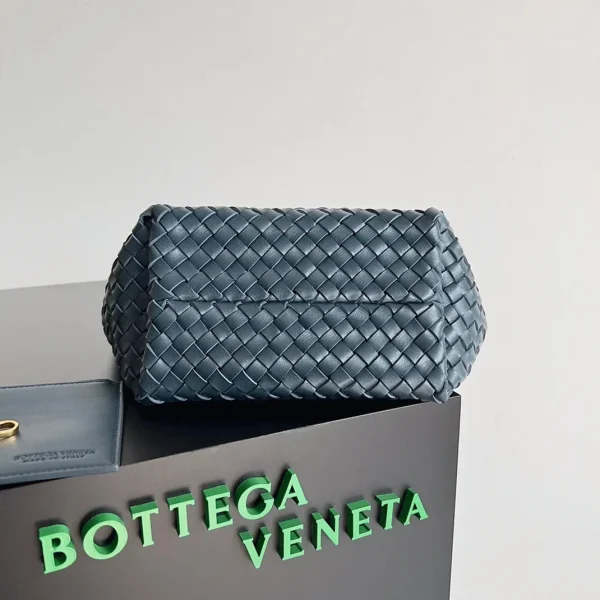 Fausse Bottega Veneta Cabat Mini en cuir d’agneau intrecciato bleu marine – Image 4