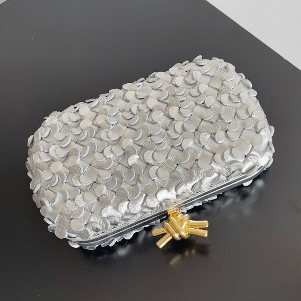 Contrefaçon Bottega Veneta Knot Minaudiere Clutch en Sequins Argentés – Image 3