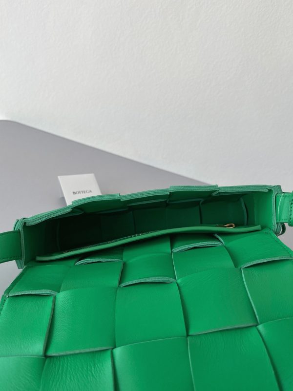 Contrefaçon Sac Bottega Veneta Cassette à Franges en Perruche – Image 7