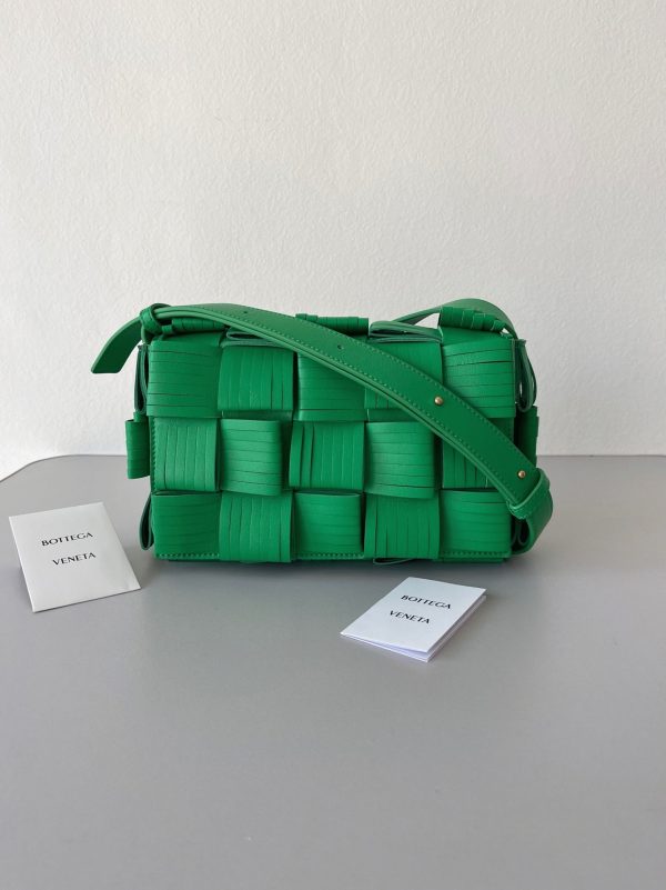 Contrefaçon Sac Bottega Veneta Cassette à Franges en Perruche – Image 4