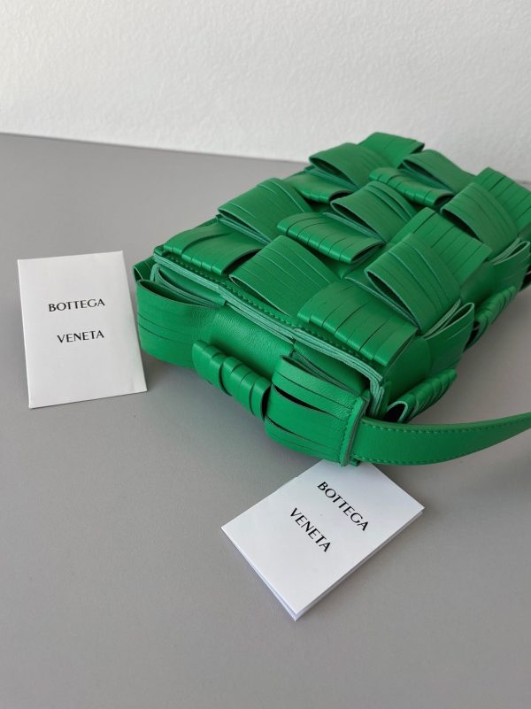 Contrefaçon Sac Bottega Veneta Cassette à Franges en Perruche – Image 2