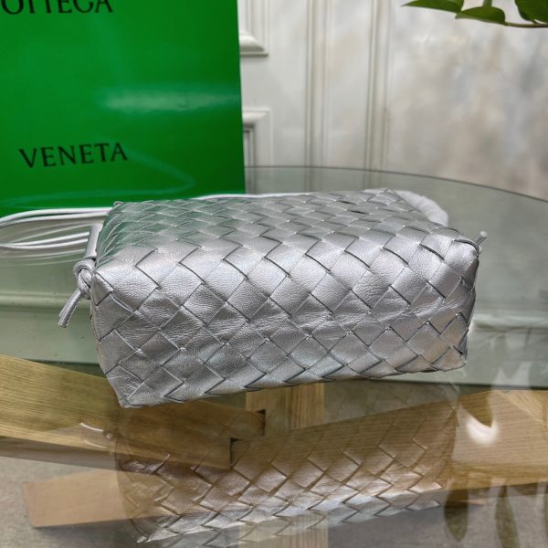 Faux Petit Sac Bottega Veneta Loop en Argent – Image 7