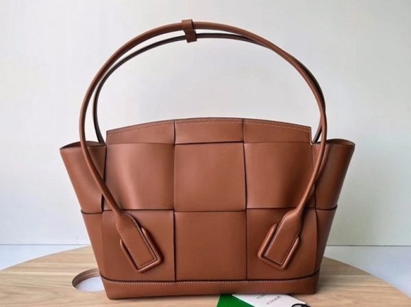 Fausse Bottega Veneta Arco Mini en cuir grainé caramel