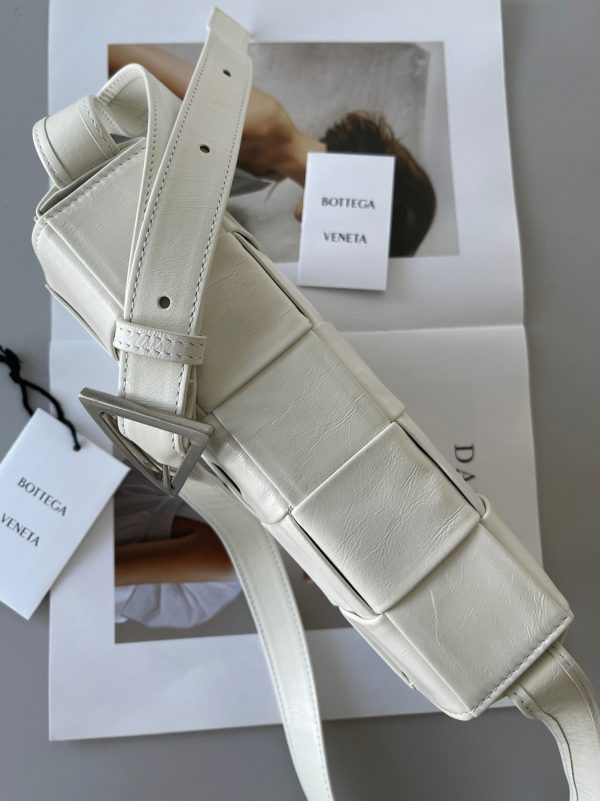 Faux Sac Bottega Veneta Cassette en Blanc – Image 9
