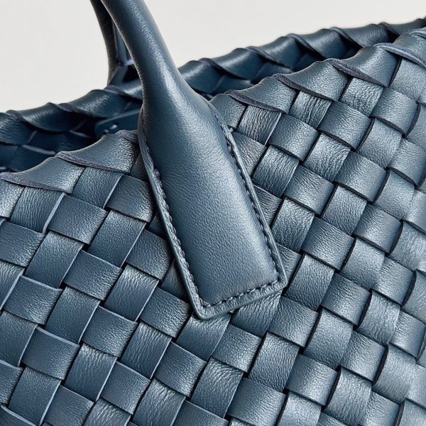 Fausse Bottega Veneta Cabat Mini en cuir d’agneau intrecciato bleu marine – Image 2