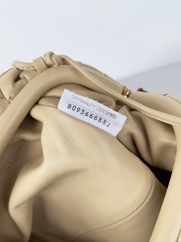 Contrefaçon Mini Pochette Bottega Veneta avec Sangle en Bouillie – Image 7